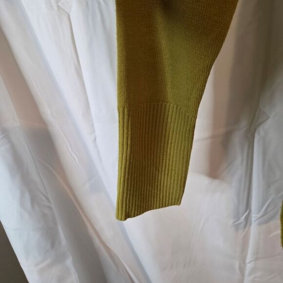 Tahari Women's Crewneck100% Extrafine Merino Wool Sweater in Olive Green Size M - Picture 4 of 8